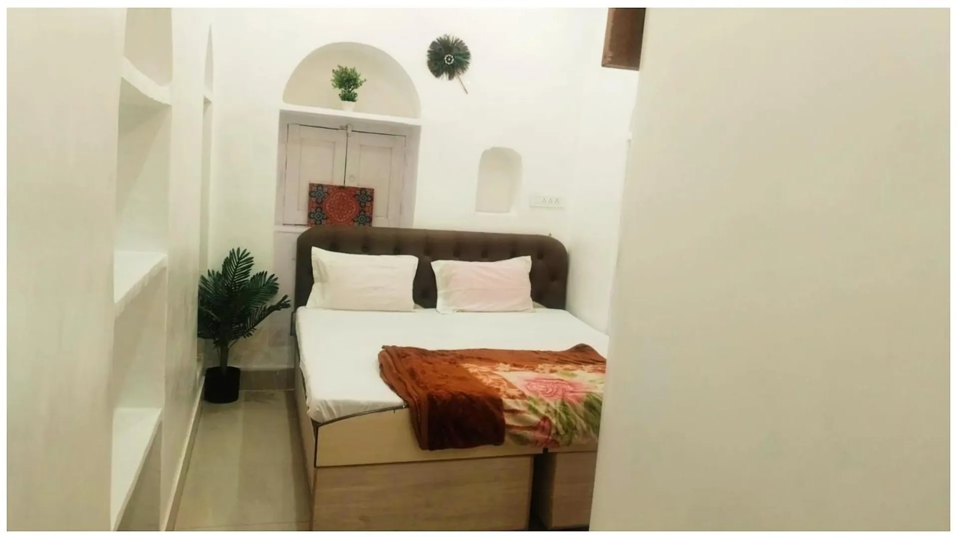 Varanasi Hotel M-A-N-G-L-A Paying # Near Dashashwamedh Ghat And Kashi Vishwanath Temple - A Premium Guest House In Váránasí 4*,  Indie